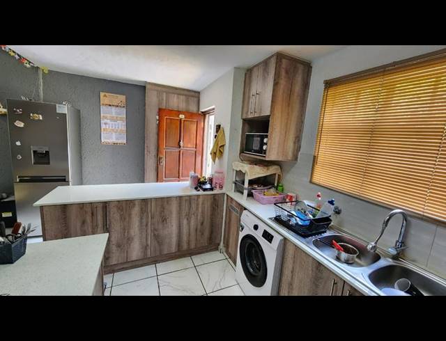 2 BEDROOM TOWNHOUSE FOR SALE IN BASSONIA